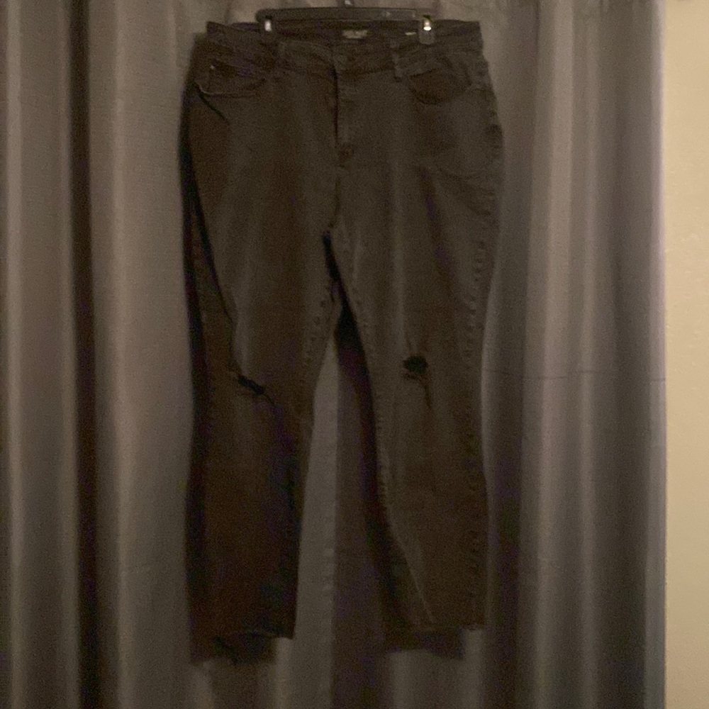 #22 judy blue black denim lightly distressed on knees frayed hem ( see pic3)